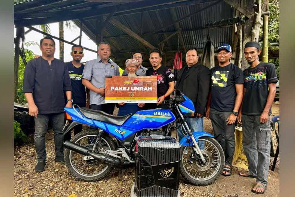 Pengurusan RXZ Members bersama Syarikat Hashwat Alharamayn & Tours bertemu Paksu di kediamannya di Kuala Ketil, Kedah pada Jumaat. Foto Facebook RXZ Members - Official