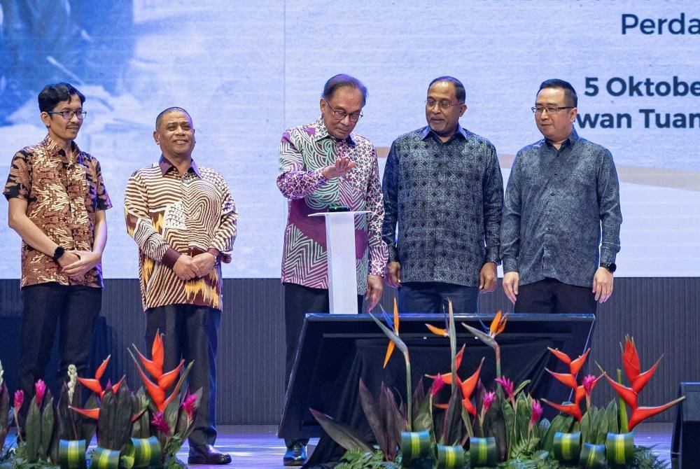 Anwar (tengah) merasmikan majlis Syarahan Za&#039;ba Seabad Pemikir Kemiskinan dan Hari Akademia Negara di Universiti Pendidikan Sultan Idris (UPSI) hari ini. Foto Bernama