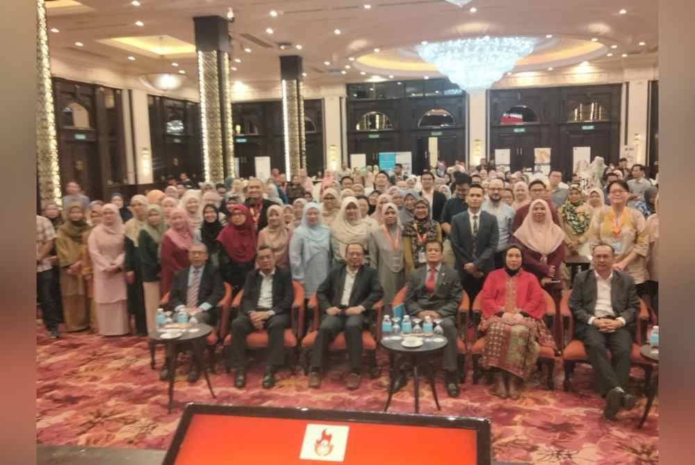 Dr Zaini (duduk, tengah) bersama tetamu dan peserta Seminar &#039;Burn Talk, Back to Basic: Rivitalizing Core Competencies in Burn Management&#039;.