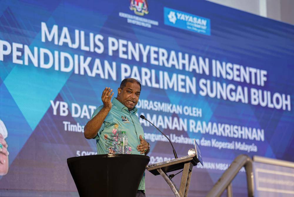 Ramanan menyampaikan ucapan pada Majlis Penyerahan Insentif Pendidikan Parlimen Sungai Buloh di Dewan Majlis Bandaraya Shah Alam (MBSA) Meranti hari ini. Foto Bernama