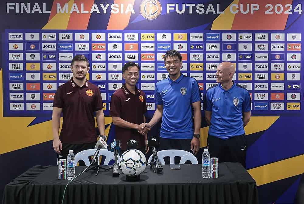 Juan Antonio Miguel Garcoa (kanan) bersama Kapten JDT, Azrul Hadee Taufiq (dua dari kanan) bersama Edgar Eder Baldasso (kiri) bersama Kapten Selangor FC, Mohd Khairul Effendy Mohd Bahrin (dua dari kiri) pada sidang media menjelang Perlawanan Akhir Piala FA Futsal Malaysia Bukit Jalil. - Foto: Bernama