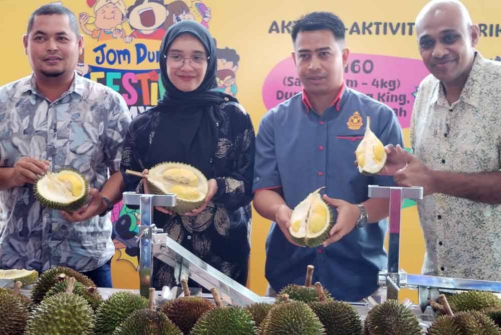 Maziah (dua dari kiri) ketika gimik pelancaran &#039;Jom durian&#039; sempena Festival Oh Mydin! di Mydin Pelangi Indah pada Sabtu.