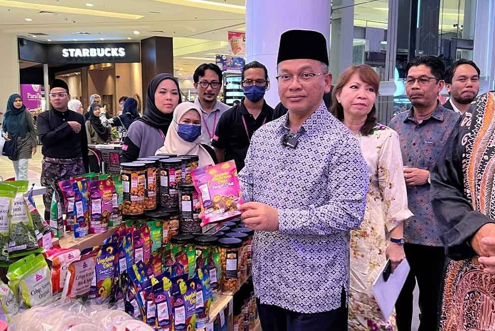 Mohd Na&#039;im melawat pameran makanan halal selepas merasmikan program &#039;Makanan Halal: Selera Dunia&#039; di sebuah pusat beli belah di Shah Alam pada Sabtu.