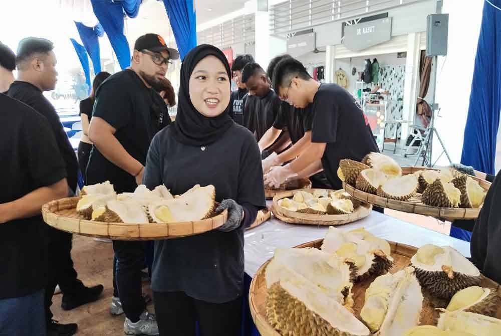 Petugas bersedia untuk menghidangkan buka durian kepada team.