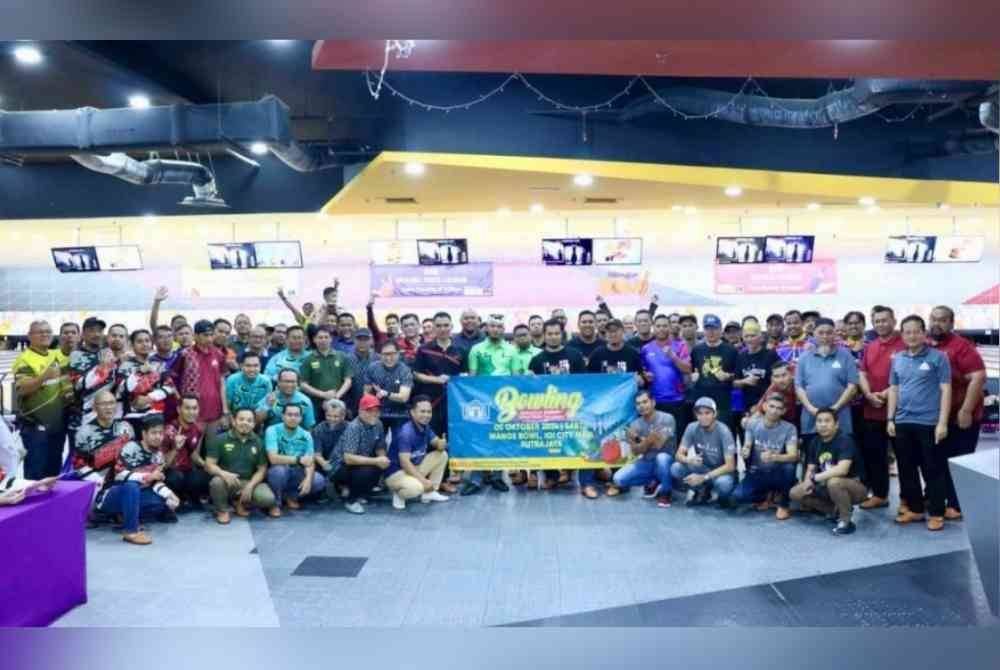 Peserta bergambar selepas Pertandingan Bowling Mahabbah Muslimin Surau-Surau Putrajaya@MTMZA 2024 anjuran Masjid Tuanku Mizan Zainal Abidin (MTMZA) pada Sabtu.