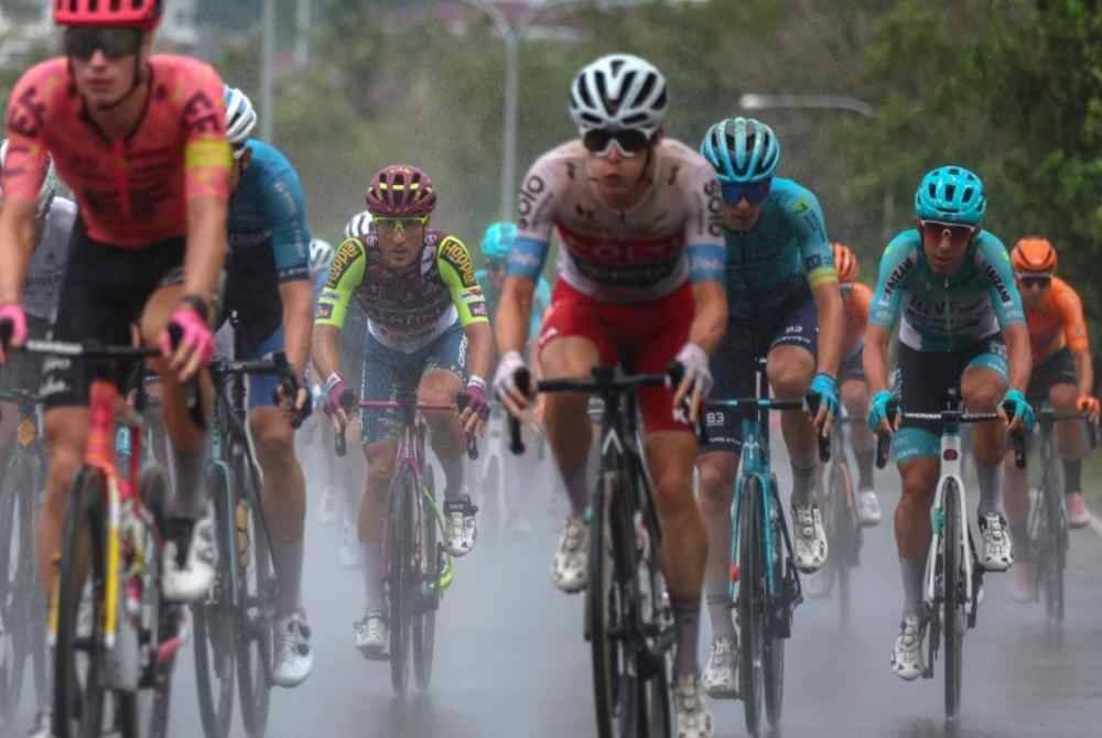 Peloton pelumba melalui laluan pada perlumbaan Le Tour de Langkawi 2024 peringkat ketujuh (Miri - Bintulu) sejauh 199.3 KM hari ini. - Foto: Bernama