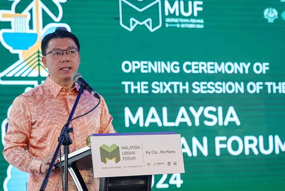 Kor Ming menyampaikan ucapan pada Majlis Perasmian Pembukaan Malaysia Urban Forum (MUF) 2024 di Padang Kota Lama hari ini. - Foto: Bernama