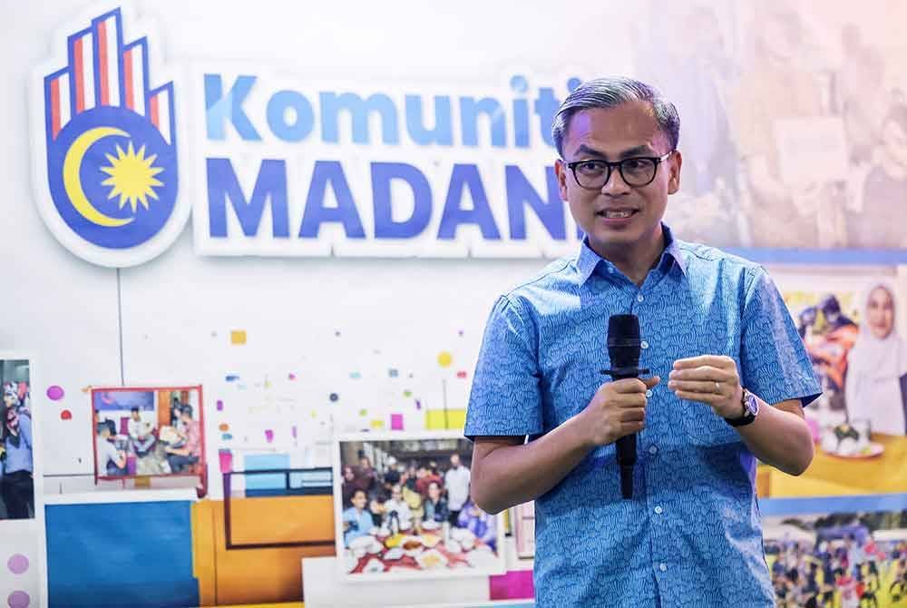 Fahmi Fadzil bercakap pada Sesi Sembang Santai bersama Komuniti Madani Pulau Pinang malam ini. - Foto: Bernama