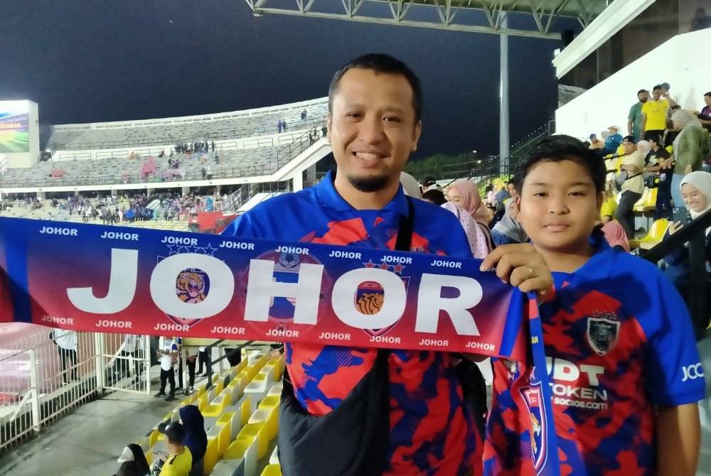 Muhammad Hafiz bersama anaknya turut kecewa tidak dapat merasai pengalaman menonton perlawanan di tempat lawan buat kali pertama di Stadium Perak di sini pada Sabtu.