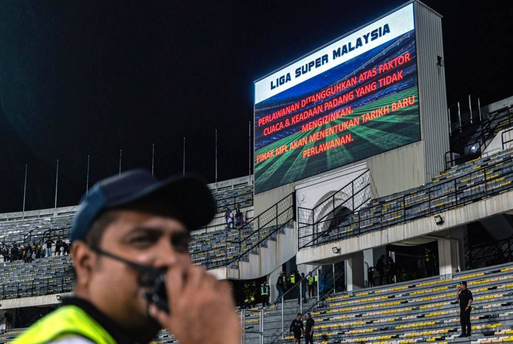 Aksi Liga Super Malaysia di antara pasukan Perak FC dan Johor Darul Ta’zim ditunda di Stadium Perak malam tadi. Foto Bernama