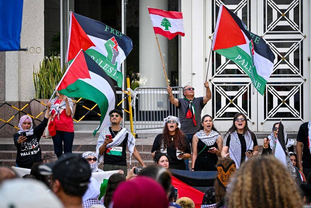 Penunjuk perasaan pro-Palestin berhimpun menyokong Gaza dan Lubnan di hadapan Dewan Bandaraya untuk menandakan satu tahun perang antara Hamas dan Israel di Orlanda, Florida. Foto AFP