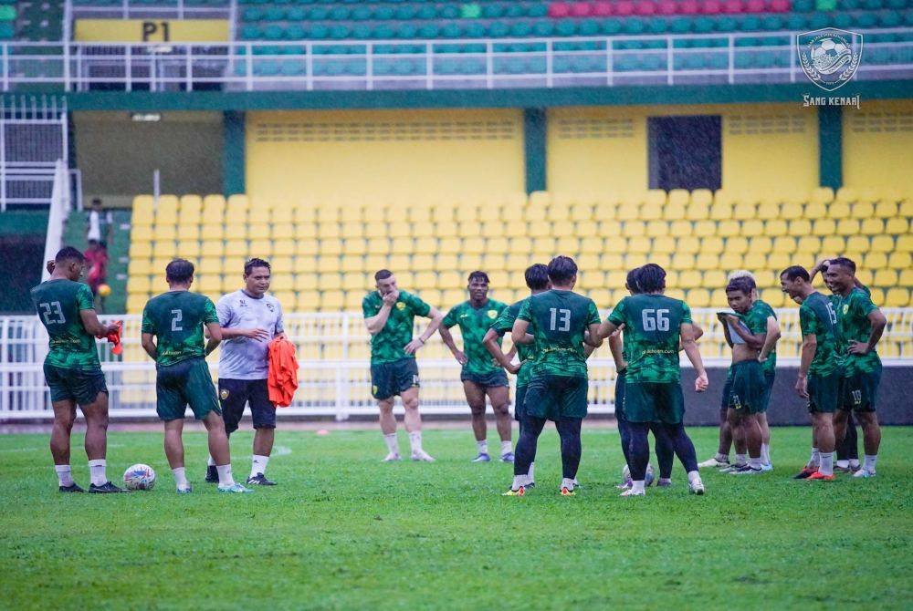 Nafuzi (tiga kiri) semasa mengendalikan sesi latihan KDA FC di Stadium Darul Aman, Alor Setar pada petang Sabtu. Foto KDA FC