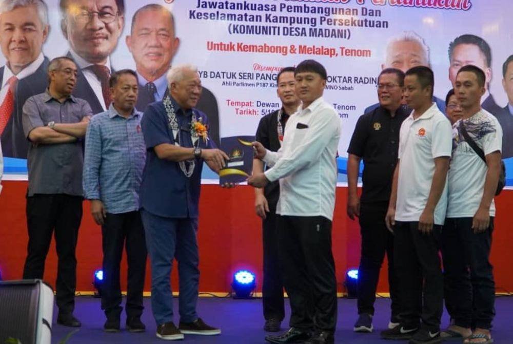 Bung Moktar menyampaikan watikah pelantikan Pengerusi JPKKP kepada salah seorang pengerusi pada majlis penyerahan watikah pelantikan JKDM bagi DUN Tenom dan Kemabong di Dewan Masyarakat Datuk Seri Panglima Antanom, Tenom.