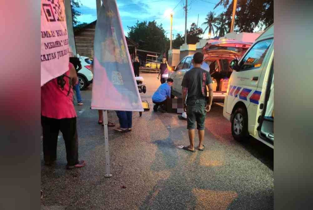 Pegawai perubatan membuat pemeriksaan terhadap suspek yang terbaring di tepi jalan. Foto tular