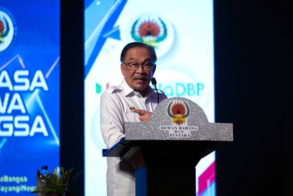 Anwar menyampaikan ucapan pada Majlis Pelancaran Bulan Bahasa Kebangsaan 2024 di Pusat Konvensyen Ipoh hari ini. Foto Bernama