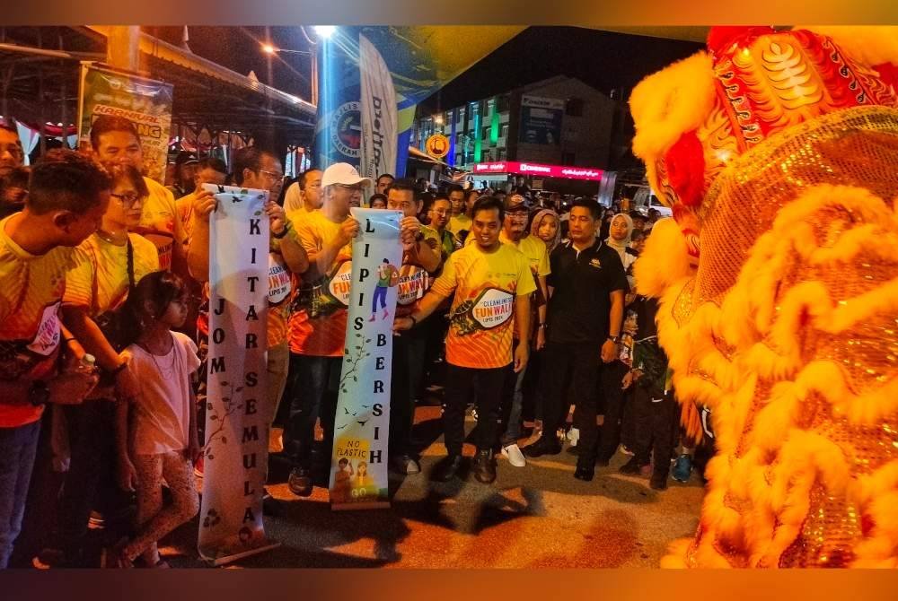 Abdul Rahman (tiga dari kanan) menyempurnakan perasmian program yang turut menyaksikan acara fun walk dijalankan pada malam Sabtu di Bandar Lama Kuala Lipis.