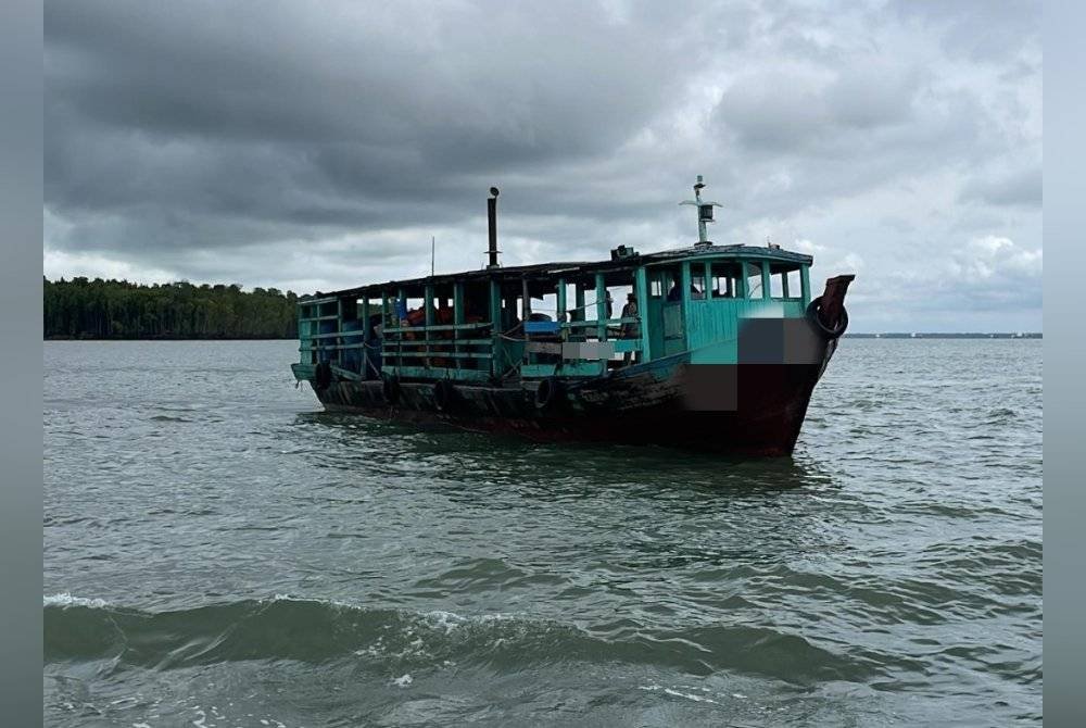 Maritim Malaysia menahan sebuah bot kargo di perairan Pulau Klang, di sini, pada Sabtu.