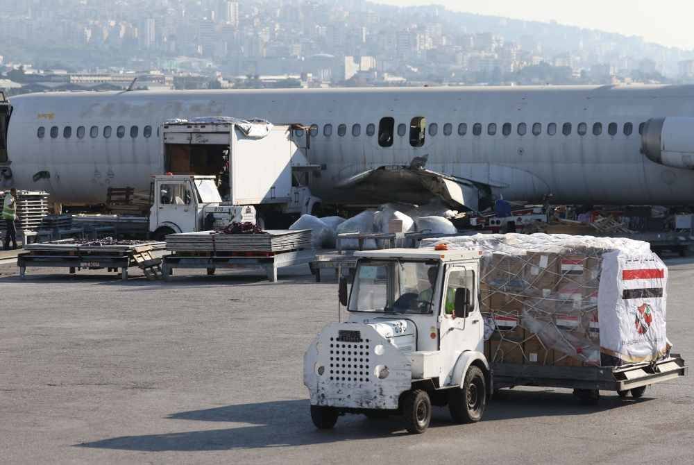 Pekerja lapangan terbang mengangkut bantuan kemanusiaan, yang disediakan oleh Mesir, di lapangan terbang antarabangsa Beirut Lubnan. Foto AFP