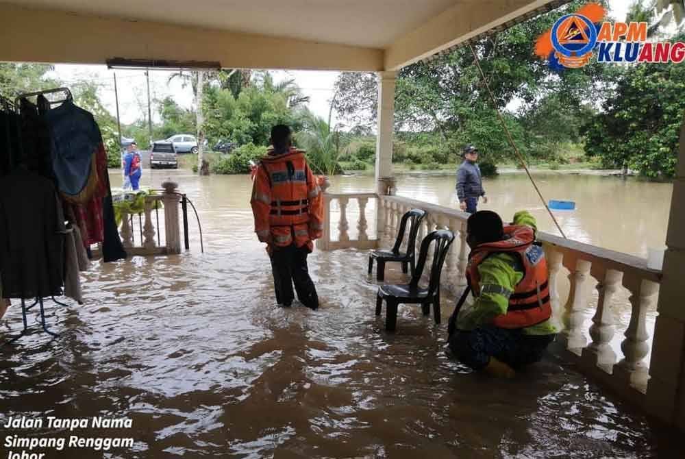 Keadaan banjir kilat di sekitar Simpang Renggam Kluang. Foto APM Johor