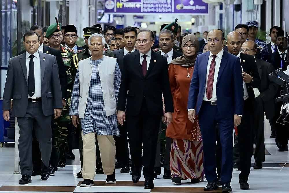 Anwar Ibrahim Ketua Penasihat Kerajaan Interim Bangladesh Dr Muhammad Yunus (depan dua, kiri) pulang ke Malaysia selepas mengadakan lawatan rasmi ke Bangladesh pada Jumaat lalu. Foto Bernama