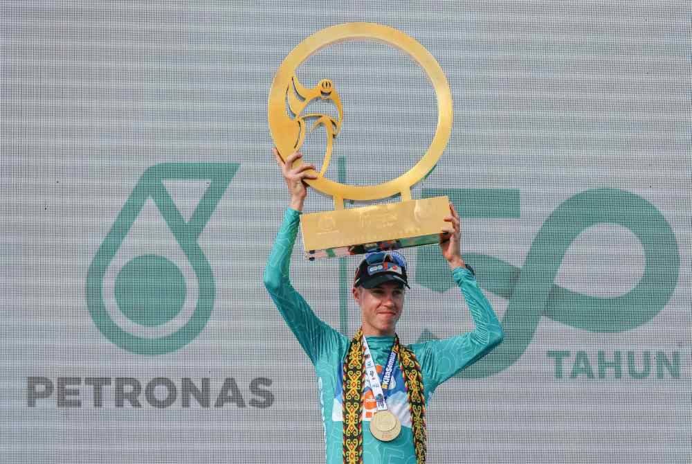 Poole merangkul gelaran pemenang keseluruhan (Jersi Hijau) pada perlumbaan Le Tour de Langkawi 2024 peringkat kelapan (Bintulu - Bintulu) sejauh 147.5 kilometer hari ini. Foto Bernama