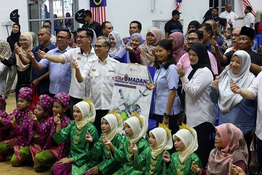 Fahmi Fadzil bergambar dengan orang ramai yang hadir memeriahkan Program Kita MADANI peringkat Negeri Perlis di Kompleks Belia dan Sukan Negeri Perlis pada Ahad. Foto Bernama