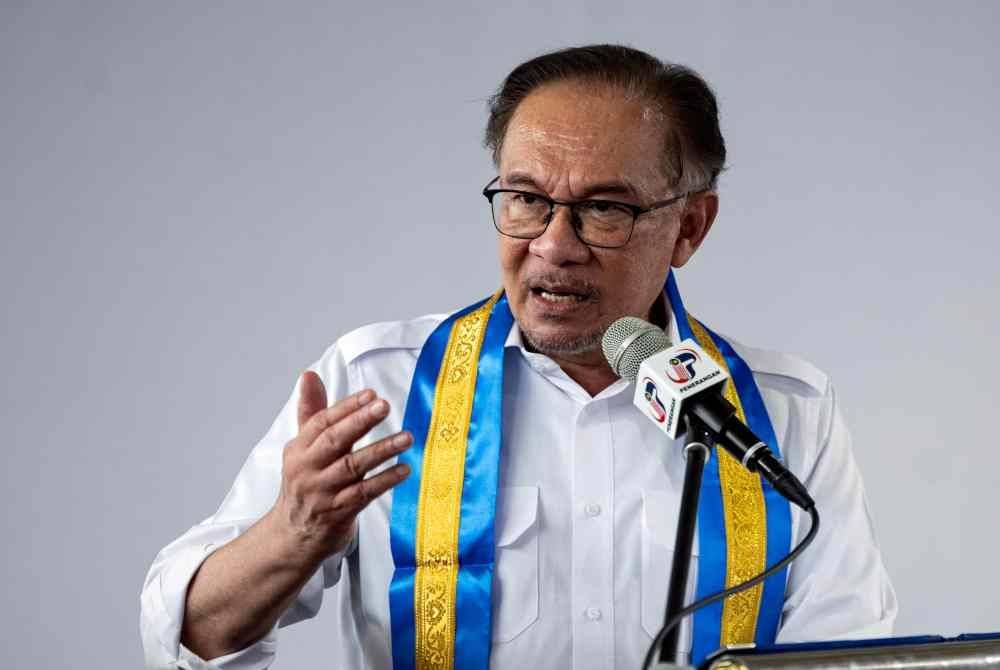 Anwar berucap pada majlis perasmian pembukaan sekolah baharu di Sekolah Jenis Kebangsaan (Tamil) Heawood pada Ahad. Foto Bernama