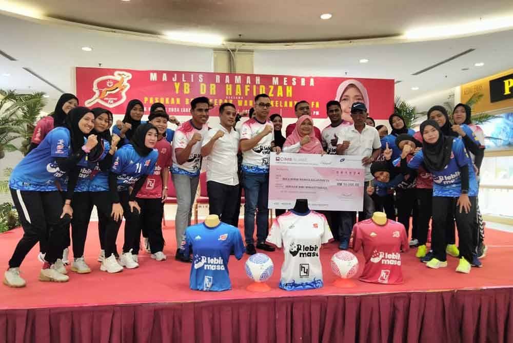 Hafidzah (berdiri, empat dari kanan) bersama pasukan bola sepak wanita Kelantan FA.