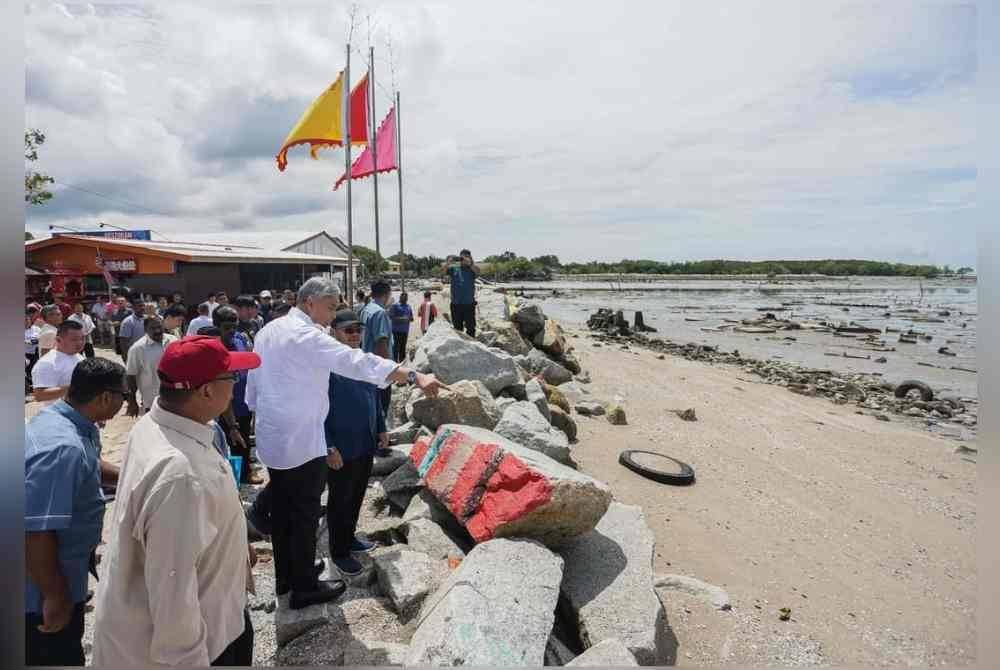 Ahmad Zahid (dua dari kiri) melawat Bagan Sungai Tiang di sini sebelum hadir menyempurnakan Perasmian Jelajah Hari Terbuka Unisel dan Kelapa Fest di Dataran Waterfront Bagan Datuk di sini pada Ahad. Foto FB Ahmad Zahid