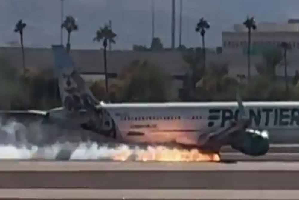 Pesawat penerbangan 1326 Frontier Airlines terbakar ketika mendarat di Lapangan Terbang Antarabangsa Harry Reid di Las Vegas, Nevada,. Foto: X/@TylerHerrick