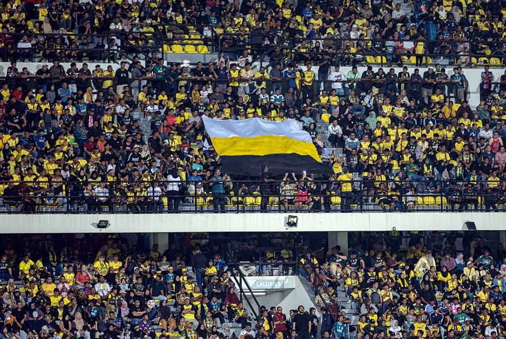 Penyokong-penyokong The Bos Gaurus yang hadir untuk menyaksikan perlawanan Liga Super, Perak menentang JDT di Stadium Perak pada Sabtu. Foto: Bernama