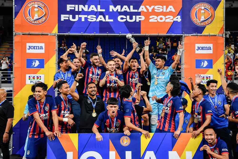 Pemain Johor Darul Ta&#039;zim (JDT) meraikan kemenangan selepas menewaskan pasukan Selangor FC dalam perlawanan akhir Malaysia Futsal Cup 2024 yang berlangsung di Axiata Arena pada Ahad. Foto Bernama