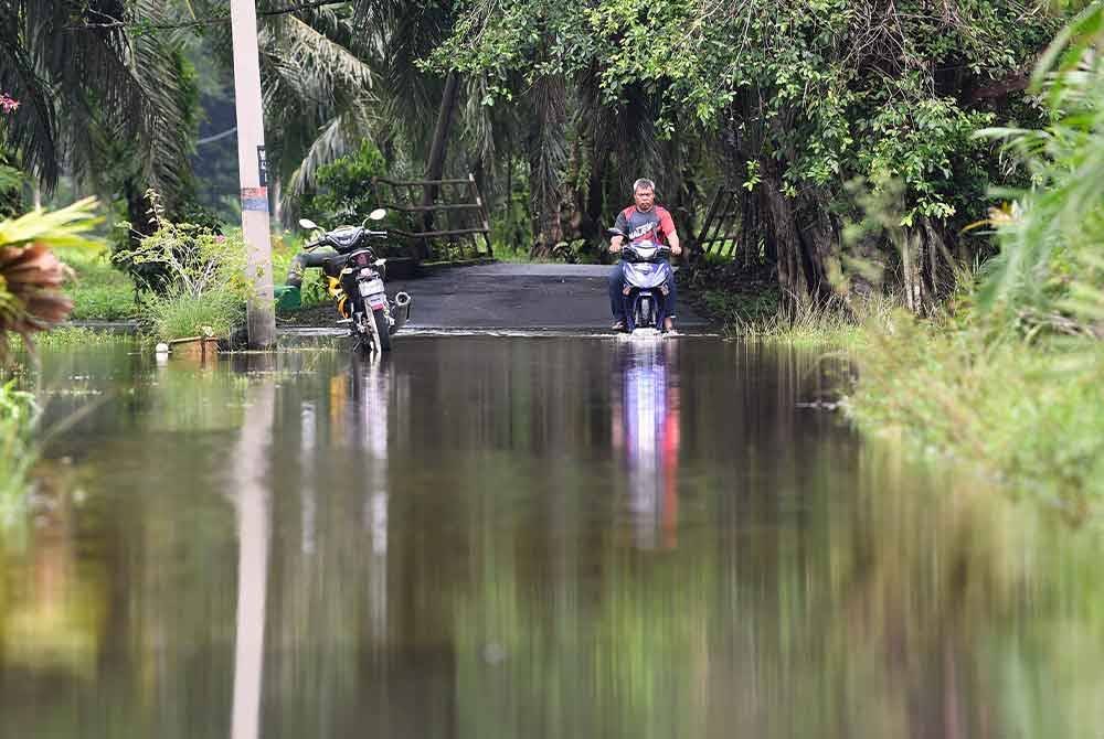 Keadaan laluan kawasan kampung Batu 8 yang dinaiki air ketika tinjauan di Jebong Kiri, Matang pada Ahad. Foto Bernama