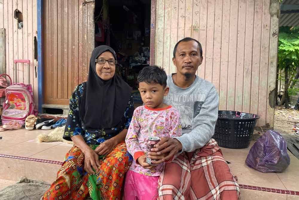 Halijah (kiri) bersama seorang cucunya dan Abdul Mukmin.