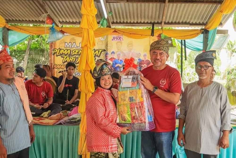 Mohd Husaimi (dua dari kanan) menyempurnakan Majlis Plima Seni Silat Tari Jatuh, fasa 1 cawangan Kg Pasir Akar, Besut.