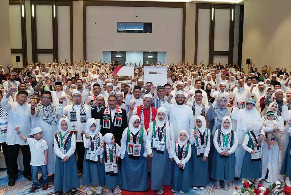 Pengasas Maktabah al Bakri, Datuk Seri Dr Zulkifli Mohamad Al-Bakri bersama Presiden Muslim Care Malaysia, Zulkifli Wahijan bergambar dengan tetamu pada majlis Makan Malam Amal Memperingati Perjuangan 365 Hari Taufan Al-Aqsa yang diadakan pada Ahad.