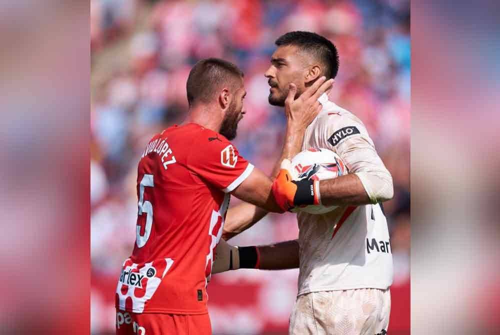 Gazzaniga (kanan) wira Girona ketika melayan kunjungan Athletic Bilbao dalam aksi La Liga di Stadium Montilivi. Foto: Agensi