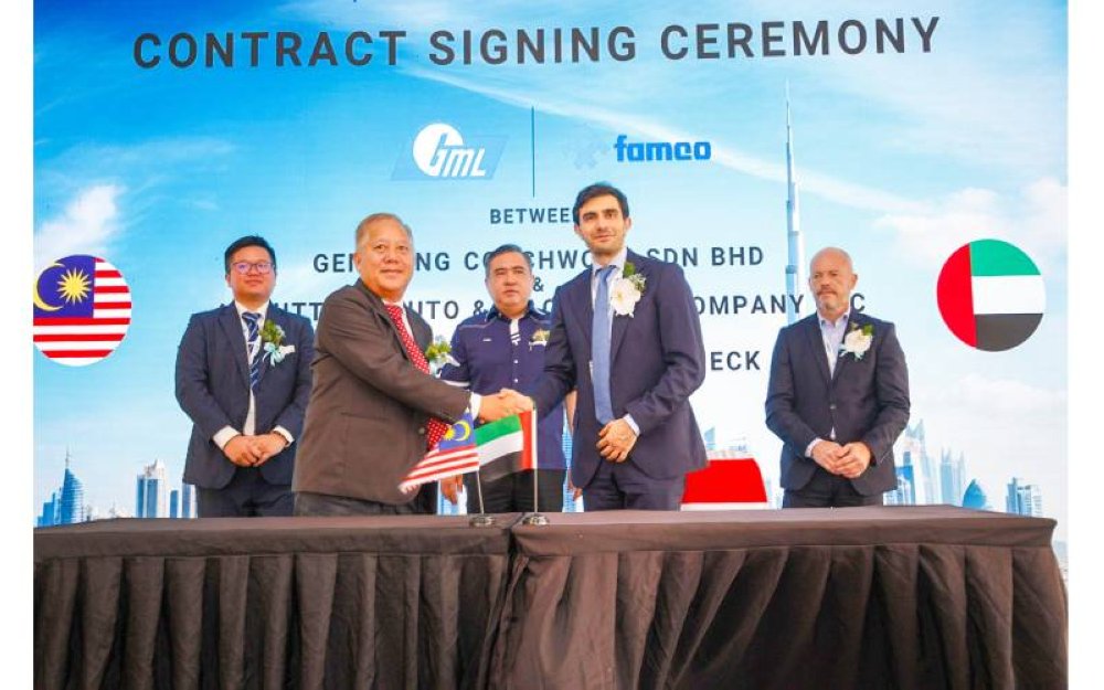 Pengerusi GML, Pang Chong Yong bersalaman dengan Pengarah Urusan Serantau Al-Futtaim Industrial Equipment (FAMCO) Ramez Hamdan selepas majlis menandatangani kontrak baharu bagi 76 bas di Dubai selesai yang turut dihadiri Menteri Pengangkutan, Anthony Loke Siew Fook (tengah) di Johor Bahru pada Khamis lalu.