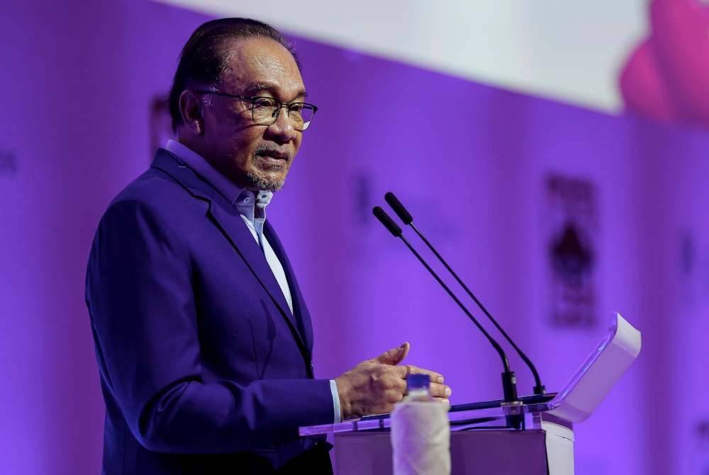 Perdana Menteri, Datuk Seri Anwar Ibrahim menyampaikan ucapan sebelum merasmikan Forum Khazanah Megatrend 2024 di sini, pada Isnin. Foto Bernama