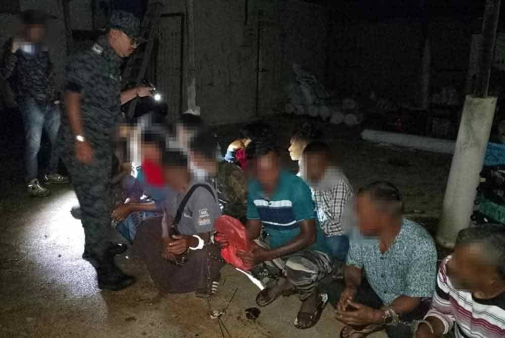 Anggota JIM Kelantan menahan pendatang tanpa izin dalam Operasi Bersepadu di kawasan pertanian di Tanah Tinggi Lojing, Gua Musang, Jumaat lepas. Foto Facebook JIM Kelantan