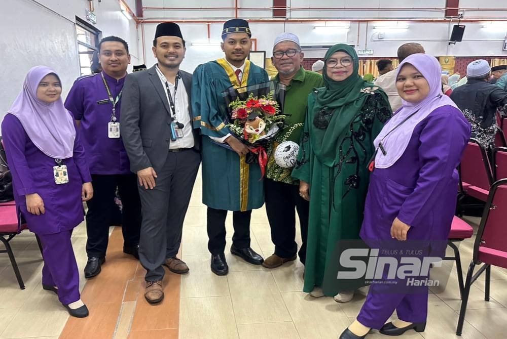 Muhammad Arsyad (tengah) diapit ibu bapanya, Dr Raja Abdul Wafy (tiga dari kiri) dan para jururawat.