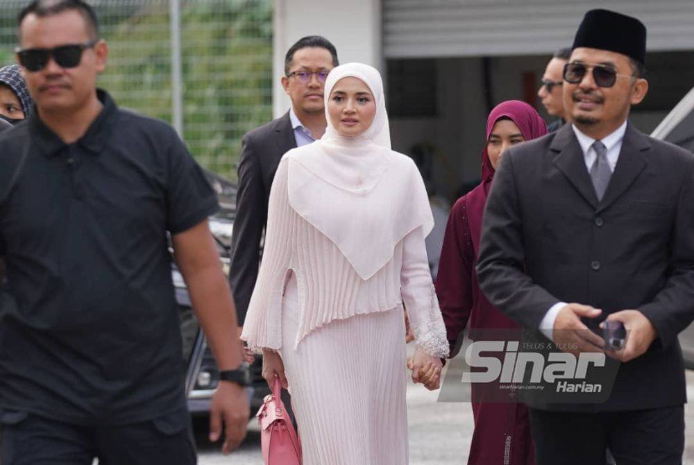 Fazura hadir ke Mahkamah Rendah Syariah Petaling, Subang Bestari pada Isnin bagi prosiding kes cerainya terhadap Fattah Amin.