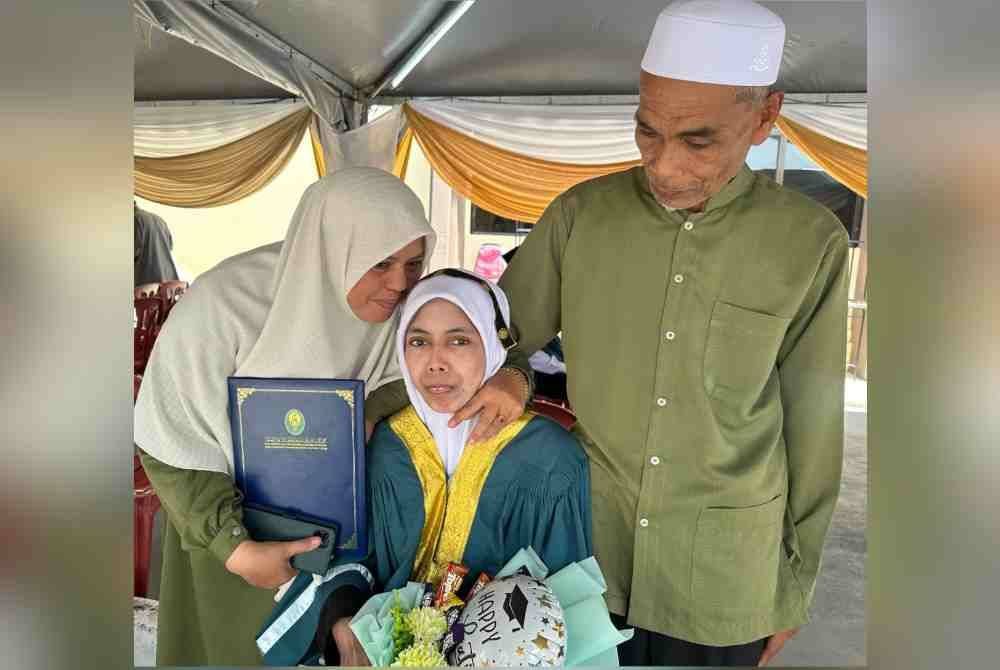 Nuruh Izzah (tengah) menerima ciuman daripada Aini (kiri) atas kejayaan meraih diploma.