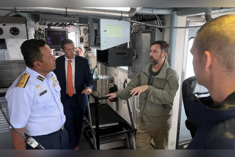 Mohd Rosli (kiri) mendengar penerangan yang diberikan oleh pegawai USCG semasa kunjungan hormat delegasi Maritim Malaysia ke USCG di Washington baru-baru ini. Foto: Maritim Malaysia.