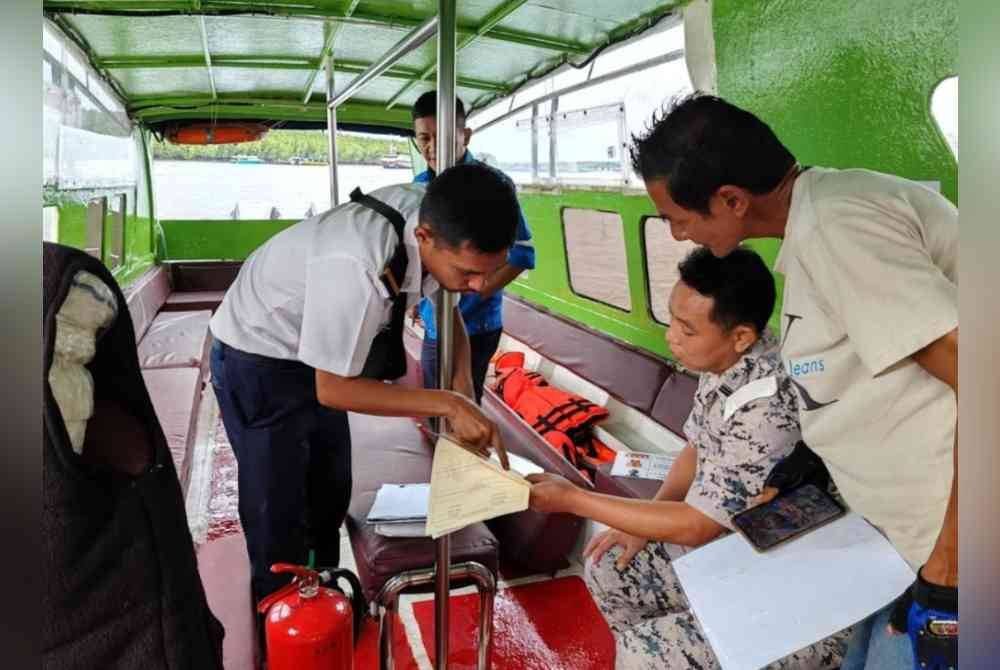 Petugas Maritim Malaysia serta Jabatan Laut Malaysia yang terlibat Op Khas Jalmar Selangor menyantuni orang ramai dan pengusaha bot bagi memberi kesedaran secara berterusan. Foto Maritim Malaysia.