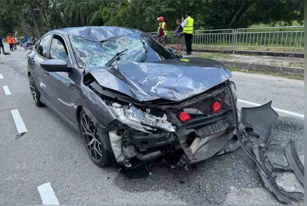 Keadaan kereta yang terlanggar motosikal yang dinaiki dua beranak tersebut.