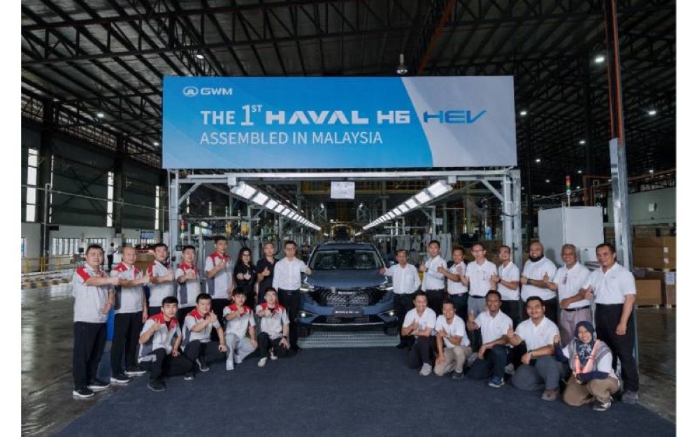 GWM HAVAL H6 HEV pertama dipasang di Malaysia, bersama staff EPMB dan GWM Malaysia.