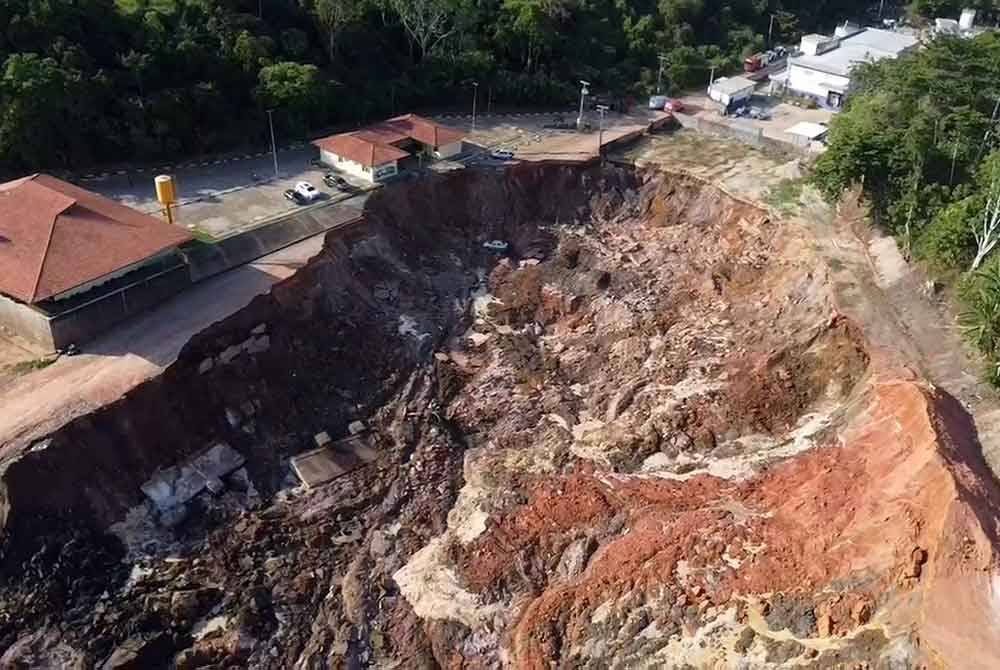 Kira-kira 200 orang disyaki tertimbus selepas tanah runtuh melanda kawasan pelabuhan Manacapuru, negeri Amazonas, Brazil pada Isnin. Foto AFP