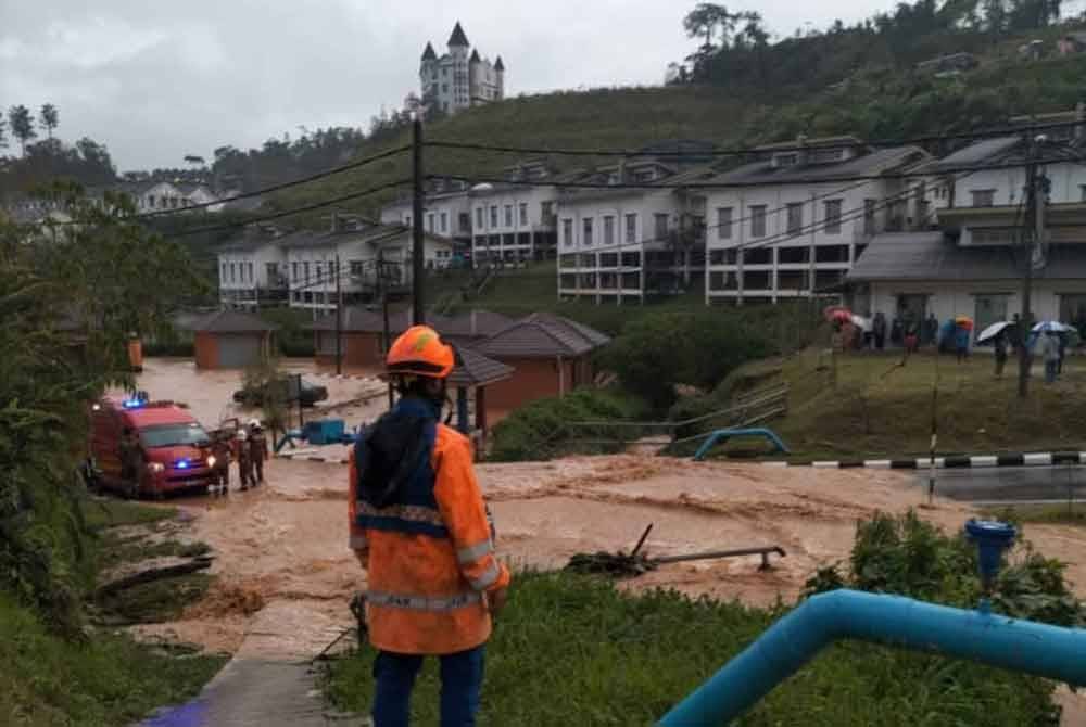 Banjir kilat berlaku di Jalan Golden Hills 2, Brinchang, Cameron Highlands pada petang Isnin. Foto Angkatan Pertahanan Awam Pahang.