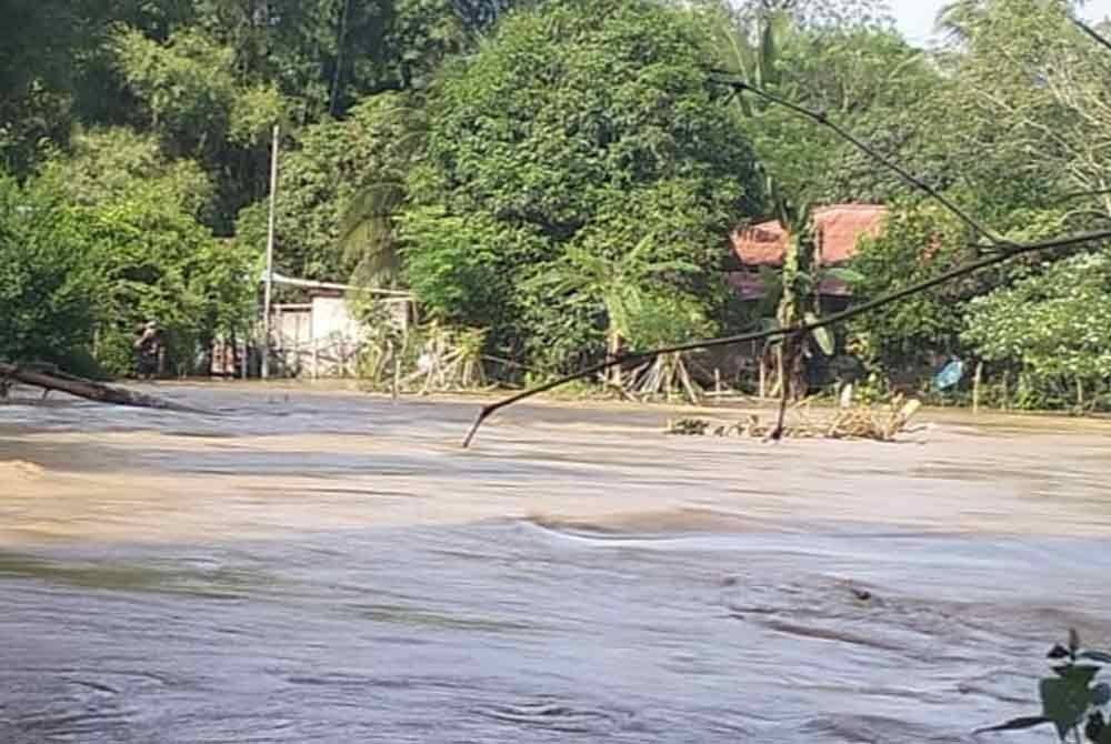 Limpahan air sungai sehingga mencecah kira-kira satu meter menyebabkan enam buah rumah di Kampung Banggol Deram, Baling, Kedah dinaiki air. FOTO JBPM